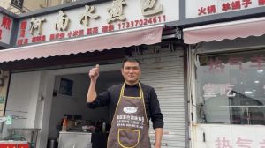 被催开工的水煎包店老板不语一味揉面 准备复工迎客