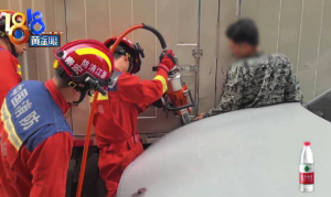 危险！货车溜车司机被卡在两车中间