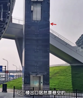 天桥电梯口悬空系分期改造引误解 工程方回应