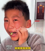 亲情时刻！辽宁小孩哥脑袋撞门肿包痛哭