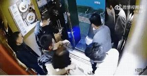 机器人正要进电梯被人一脚踹倒 无辜机器人屡遭暴力对待