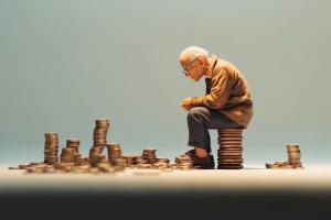 老人被卖出500万期交保险 误导销售陷阱深