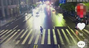 警方通报男生过马路被撞身亡 斑马线悲剧引深思