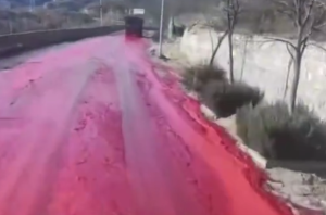 河北易县一路面被鸡血染红 当地：系事故导致鸡血泄漏 已清理