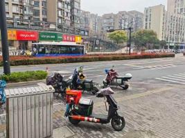 杭州全城寻找救摔倒阿姨的外卖小哥 好心人你在哪？