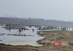 河南唐河县大量民众捕捞河蚌 生态与生计的考量