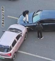 两司机纠纷 女子狂踩对方车辆引擎盖 情绪失控酿成闹剧