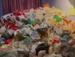 00后女生出门光鲜房间堆满垃圾 臭味熏到隔壁室友