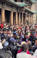 撒贝宁大同旅游瞬间被粉丝层层包围 文化之旅受热捧