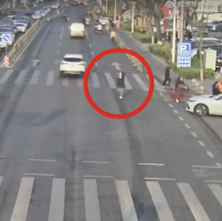 女子异物卡喉奔跑冲向交警 3分钟海姆立克成功救命