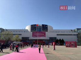 估价2600万翡翠原石亮相珠宝展 吸引众人目光