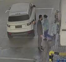 男子开车加近500元油后逃单 无牌路虎加速驶离