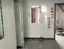 租客退租后拆除店里门窗 房主报案 装修被毁引发纠纷