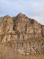 男子爬野山坠崖消防绝壁营救 生死时速救援