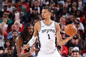 拦不住！文班亚马连续空接暴扣 马刺逼近晋级