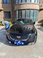 飘窗玻璃坠落砸坏7辆车 装修失误惹祸端