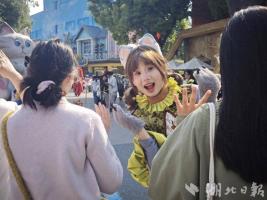 “五一”假期武汉一剧场多场次爆满 戏剧嘉年华引游客热潮