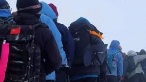 千人“夜袭”四姑娘山 人都堵麻了 雪山打卡热潮引发拥堵