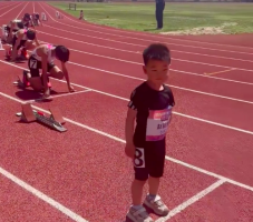 妈妈给6岁男孩报名混合组200米赛跑 结果对手几乎都是“大孩子”