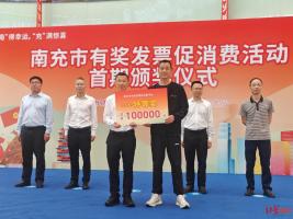 男子花9.6万买车 凭发票中了10万 喜提新车又获奖金