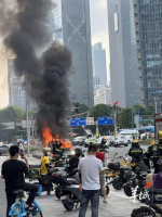 广州一辆兰博基尼起火 现场浓烟滚滚 紧急疏散群众