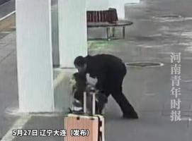 火車站客運(yùn)員一把按倒疑輕生女子 生死瞬間的果敢救援