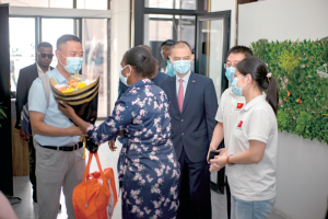 中國專家組赴非洲支援抗擊埃博拉疫情