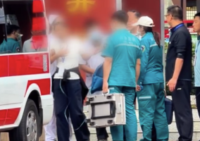 高考监考老师考场突感不适 洛阳铁骑开道护送监考老师就医