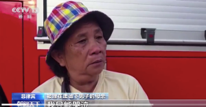 菲律宾强震后灾区水电中断 母亲废墟外等待儿子遗体