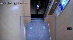被陌生男尾随至电梯口 女生霸气回怼 果断反击保平安