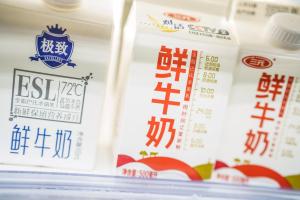 牛奶价格战打到上游牧场 乳企加速布局奶源