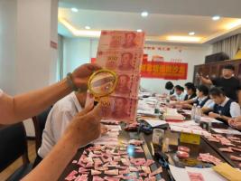老人撕碎20万拼出26万？银行回应 团队奋战20天成果