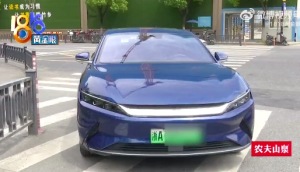 晚上路边停车 司机称地锁弹出没提醒刮到底盘