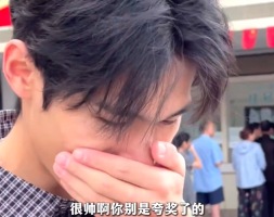 妈妈从小失明没见过儿子模样 医院里儿子被夸帅盲人妈妈连追问