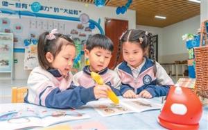 被屏幕“哄住”的孩子失去了什么 真挚陪伴的重要性