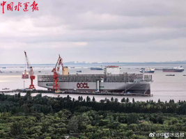 全球最大级别运输船通过长江大桥 展现中国制造硬核实力