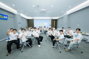 吉利杨学良对话外卖作家王晚 探讨骑手职业转型之路