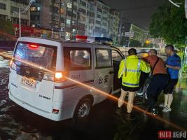 民警护送暴雨天被困视障老人回家 暖心救援获赞