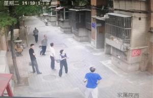 老人煮花生忘关火 工作人员翻窗救助 英勇行为获赞