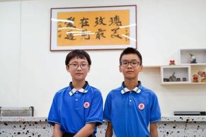 两小学生发现有人摔倒帮忙 助人不留名获表扬