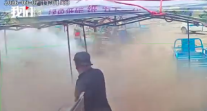 两男子给灭火器放气发生弹射，三轮车被掀翻