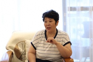 爆红、争议与决裂：房主任“进城”的这一年