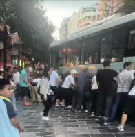 贵州一小学生被卷入公交车底 众人合力救援