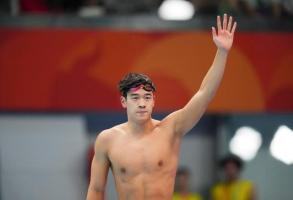 男子4×100米自由泳接力中国队卫冕 潘展乐三金闪耀