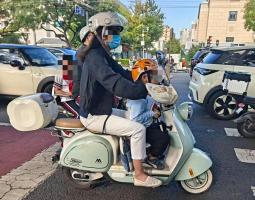这些骑“小电驴”带娃方式让人揪心 安全隐患不容忽视