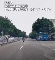 实拍女子快车道上骑电动车掉下一娃