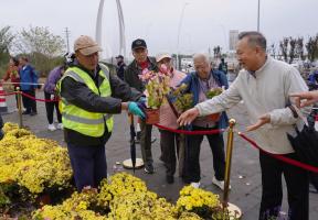 北京上百位市民雨中排队 接国庆鲜 花香传递节日温情