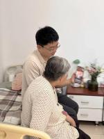 小伙在北京300元1小时兼职做共享儿女 亲情的补位引发热议