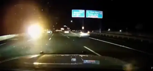 美国男子开着特斯拉自动驾驶在高速上睡觉 撞飞警车 两名巡警重伤送医