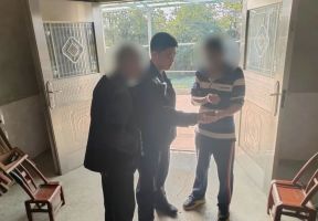 男子把银行卡藏鞋里寄出 父亲报案 老人步行10公里求助